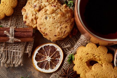 Bir fincan sıcak çay, kurabiye ve dekorasyon ahşap arka plan, seçici odak üzerinde bir oturum ile Noel kavramı