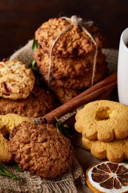 Tanımlama bilgileri ve tarçın bir ahşap varil, seçici odak, yakın çekim çeşitler ile kavramsal kompozisyon