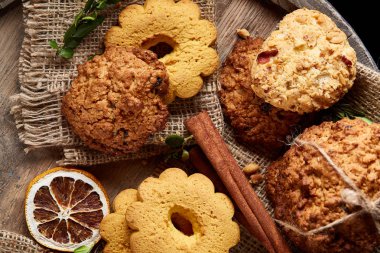 Tanımlama bilgileri ve tarçın bir ahşap varil, seçici odak, yakın çekim çeşitler ile kavramsal kompozisyon