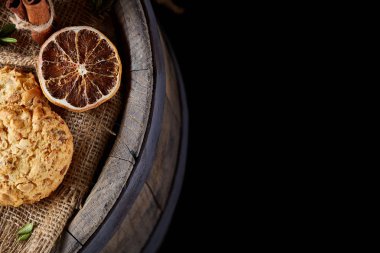 Tanımlama bilgileri ve tarçın bir ahşap varil, seçici odak, yakın çekim çeşitler ile kavramsal kompozisyon