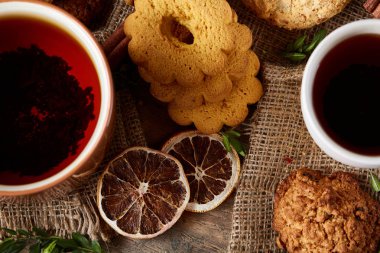 Bir fincan sıcak çay, kurabiye ve dekorasyon ahşap arka plan, seçici odak üzerinde bir oturum ile Noel kavramı