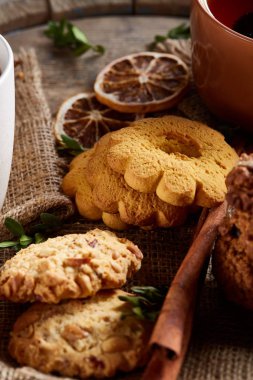 Bir fincan sıcak çay, kurabiye ve dekorasyon ahşap arka plan, seçici odak üzerinde bir oturum ile Noel kavramı