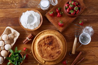 Lezzetli kek taze organik çilek ve mutfak gereçleri, üstten görünüm, yakın çekim, selctive odak.