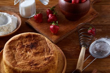 Lezzetli kek taze organik çilek ve mutfak gereçleri, üstten görünüm, yakın çekim, selctive odak.