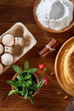 Lezzetli kek taze organik çilek ve mutfak gereçleri, üstten görünüm, yakın çekim, selctive odak.