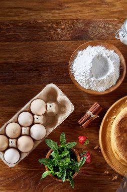 Lezzetli kek taze organik çilek ve mutfak gereçleri, üstten görünüm, yakın çekim, selctive odak.