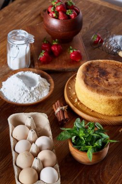 Lezzetli kek taze organik çilek ve mutfak gereçleri, üstten görünüm, yakın çekim, selctive odak.