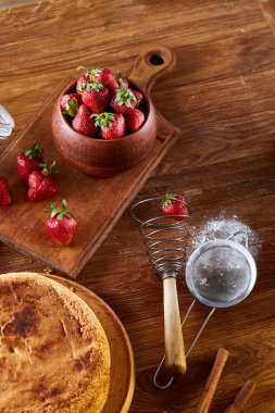 Lezzetli kek taze organik çilek ve mutfak gereçleri, üstten görünüm, yakın çekim, selctive odak.