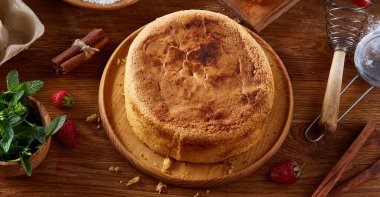 Top çilekli pasta ya da kek üzerine ahşap masa, düz yatıyordu yemek pişirmek için ham maddeler görüntüleyin. Fırın arka plan.