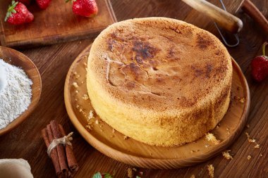 Top çilekli pasta ya da kek üzerine ahşap masa, düz yatıyordu yemek pişirmek için ham maddeler görüntüleyin. Fırın arka plan.