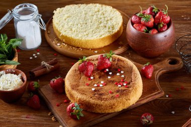 Lezzetli kek taze organik çilek ve mutfak gereçleri, üstten görünüm, yakın çekim, selctive odak.