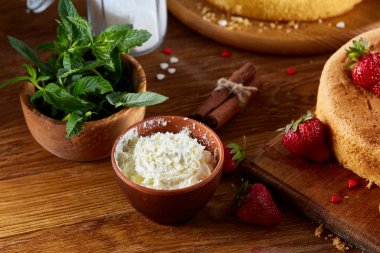 Çilekli tart ile arka plan pişirme ekşi krema ile kaplı malzemeler ahşap arka plan üzerinde.