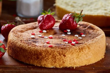 Lezzetli kek taze organik çilek ve mutfak gereçleri, üstten görünüm, yakın çekim, selctive odak.