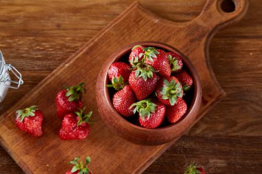 Yemek kek bir kabın içinde ahşap arka plan üzerinde seçici odak için çilek