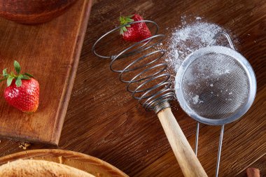 Yemek kek bir kabın içinde ahşap arka plan üzerinde seçici odak için çilek