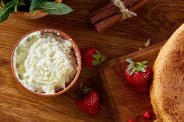 Top çilekli pasta ya da kek üzerine ahşap masa, düz yatıyordu yemek pişirmek için ham maddeler görüntüleyin. Fırın arka plan.