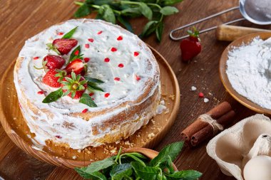 Çilekli tart rustik arka plan üzerinde seçici odak ekşi krema bir ahşap tepsi ile kaplı