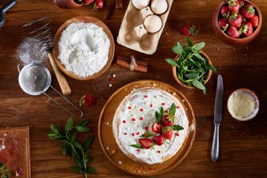 Çilekli tart rustik arka plan üzerinde seçici odak ekşi krema bir ahşap tepsi ile kaplı