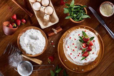 Çilekli tart rustik arka plan üzerinde seçici odak ekşi krema bir ahşap tepsi ile kaplı