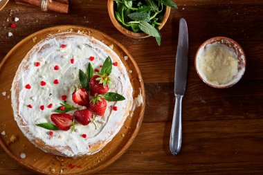 Çilekli tart rustik arka plan üzerinde seçici odak ekşi krema bir ahşap tepsi ile kaplı