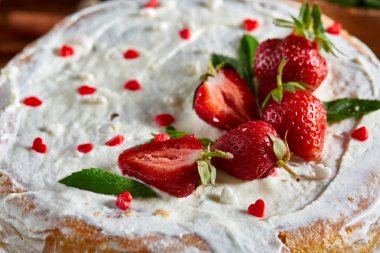 Çilekli tart rustik arka plan üzerinde seçici odak ekşi krema bir ahşap tepsi ile kaplı