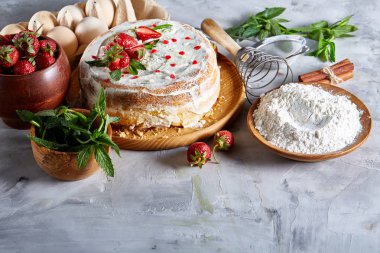 Çilekli tart beyaz arka plan üzerinde düz yatıyordu organik maddeler tarafından çevrili ekşi krem şanti ile kaplı.