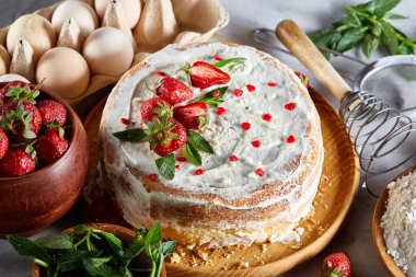 Çilekli tart beyaz arka plan üzerinde düz yatıyordu organik maddeler tarafından çevrili ekşi krem şanti ile kaplı.