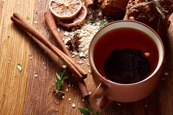 Yulaf ezmesi, çikolata bisküvi ve Baharatlar, ahşap arka plan, yakın çekim, seçici odak ile Noel çay saati.