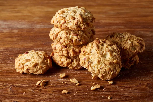 Çikolata Bisküvi bir rustik ahşap arka plan, yakın çekim, seçici odak grup.