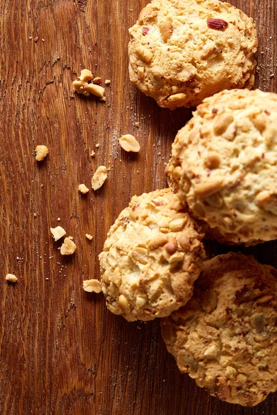 Çikolata Bisküvi bir rustik ahşap arka plan, yakın çekim, seçici odak grup.