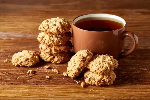 Porselen fincan çay ve tatlı kurabiye ahşap arka plan, üstten görünüm, seçici odak