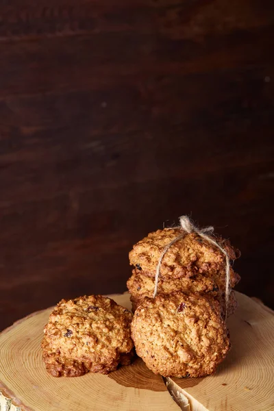 Kavramsal şenlikli bileşimi ile bir fincan sıcak çay, kurabiye ve spicies bir ahşap varil, seçici odak, yakın çekim