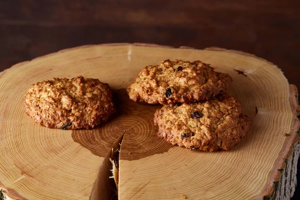 Kavramsal şenlikli bileşimi ile bir fincan sıcak çay, kurabiye ve spicies bir ahşap varil, seçici odak, yakın çekim