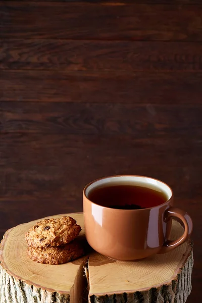 Bir fincan sıcak çay, kurabiye ve dekorasyon ahşap arka plan, seçici odak üzerinde bir oturum ile Noel kavramı