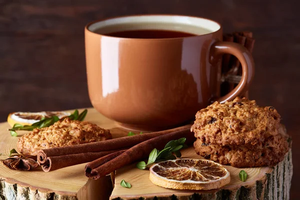 Bir fincan sıcak çay, kurabiye ve dekorasyon ahşap arka plan, seçici odak üzerinde bir oturum ile Noel kavramı