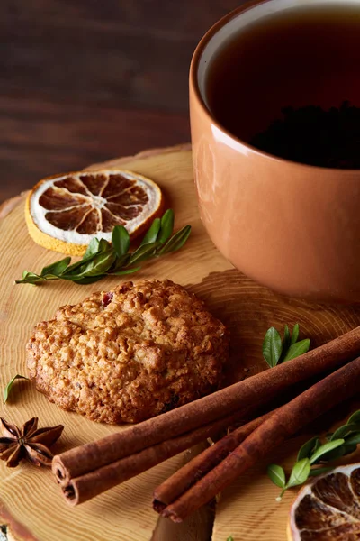 Bir fincan sıcak çay, kurabiye ve dekorasyon ahşap arka plan, seçici odak üzerinde bir oturum ile Noel kavramı