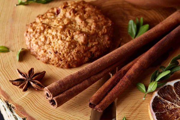 Bir fincan sıcak çay, kurabiye ve dekorasyon ahşap arka plan, seçici odak üzerinde bir oturum ile Noel kavramı