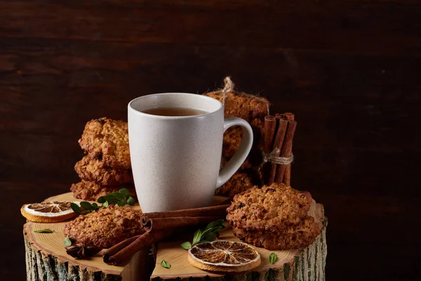 Bir fincan sıcak çay, kurabiye ve dekorasyon ahşap arka plan, seçici odak üzerinde bir oturum ile Noel kavramı