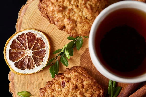 Bir fincan sıcak çay, kurabiye ve dekorasyon ahşap arka plan, seçici odak üzerinde bir oturum ile Noel kavramı