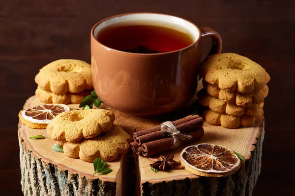 Bir fincan sıcak çay, kurabiye ve dekorasyon ahşap arka plan, seçici odak üzerinde bir oturum ile Noel kavramı