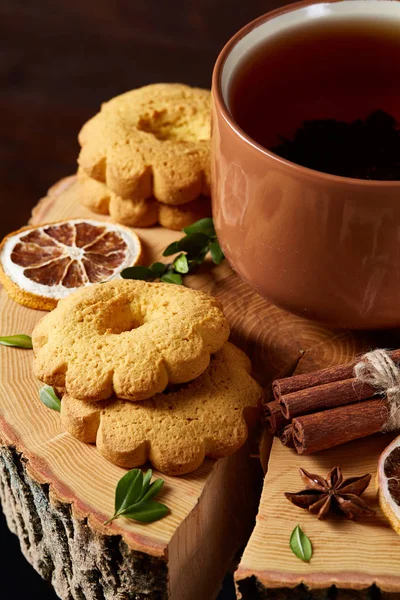 Bir fincan sıcak çay, kurabiye ve dekorasyon ahşap arka plan, seçici odak üzerinde bir oturum ile Noel kavramı