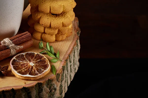 Bir fincan sıcak çay, kurabiye ve dekorasyon ahşap arka plan, seçici odak üzerinde bir oturum ile Noel kavramı