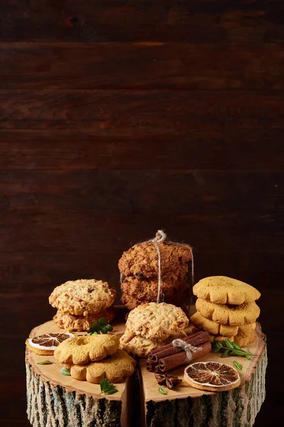 Tanımlama bilgileri ve tarçın bir ahşap varil, seçici odak, yakın çekim çeşitler ile kavramsal kompozisyon