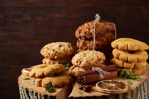 Tanımlama bilgileri ve tarçın bir ahşap varil, seçici odak, yakın çekim çeşitler ile kavramsal kompozisyon