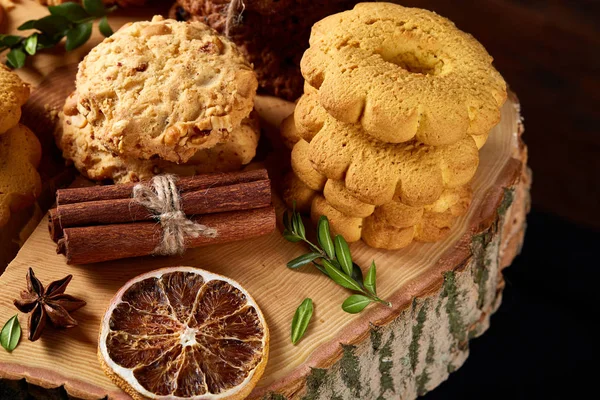 Tanımlama bilgileri ve tarçın bir ahşap varil, seçici odak, yakın çekim çeşitler ile kavramsal kompozisyon