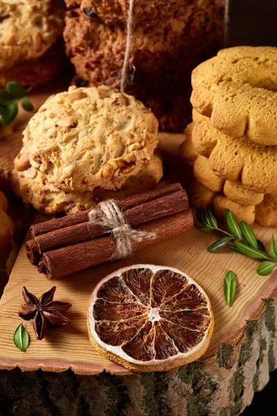 Tanımlama bilgileri ve tarçın bir ahşap varil, seçici odak, yakın çekim çeşitler ile kavramsal kompozisyon