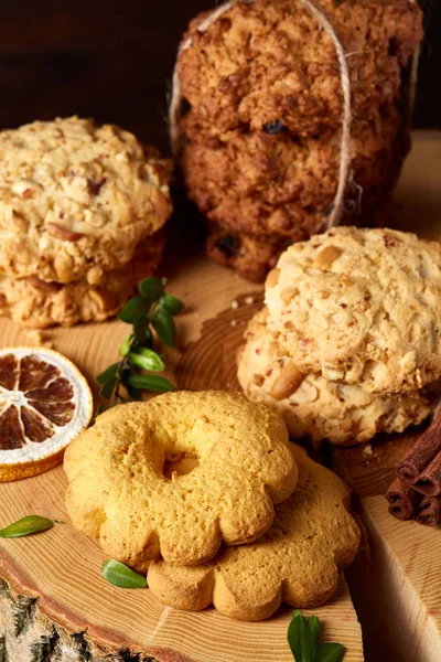 Tanımlama bilgileri ve tarçın bir ahşap varil, seçici odak, yakın çekim çeşitler ile kavramsal kompozisyon