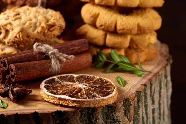 Tanımlama bilgileri ve tarçın bir ahşap varil, seçici odak, yakın çekim çeşitler ile kavramsal kompozisyon