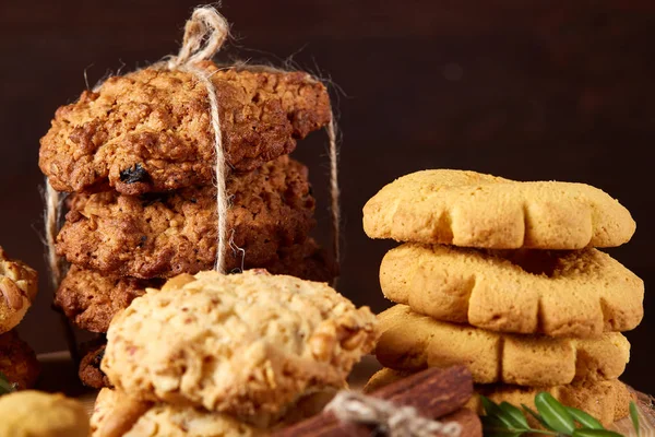 Tanımlama bilgileri ve tarçın bir ahşap varil, seçici odak, yakın çekim çeşitler ile kavramsal kompozisyon