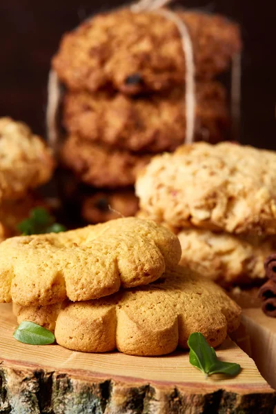 Tanımlama bilgileri ve tarçın bir ahşap varil, seçici odak, yakın çekim çeşitler ile kavramsal kompozisyon
